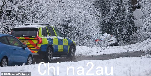 一辆车从白雪皑皑的 A249 驶出后警察到达今天在肯特郡的德特林