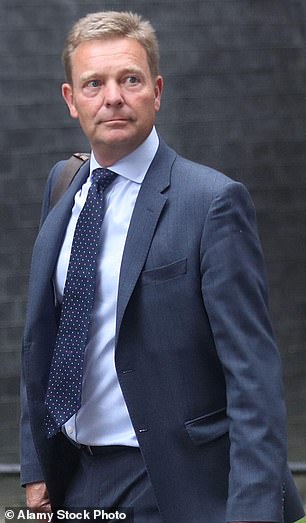 South Thanet 的托利党议员 Craig Mackinlay(如图)说 Lineker 的评论“走得太远了”,并呼吁 BBC 解雇他