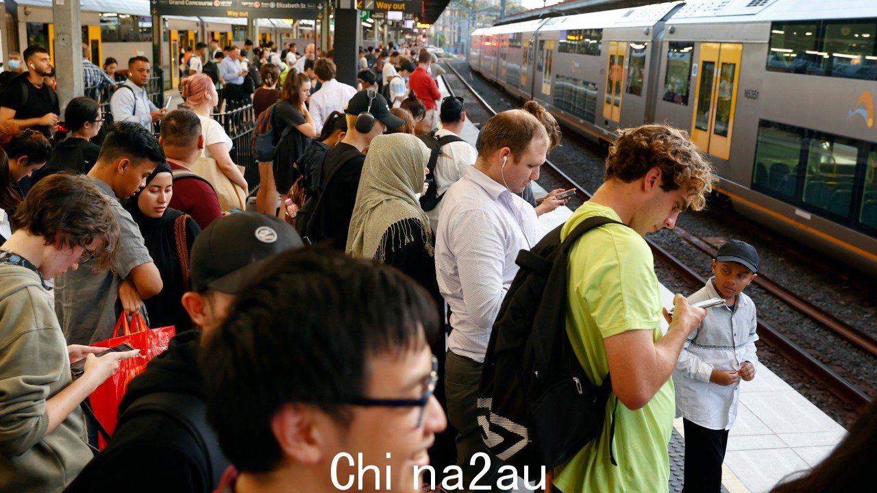 在整个火车网络关闭后，中央车站的通勤者挤在站台上。图片：Richard Dobson