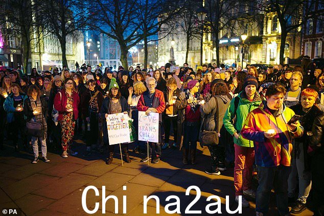 许多人参加了在布里斯托尔举行的烛光守夜活动,以哀悼变性少年的死亡