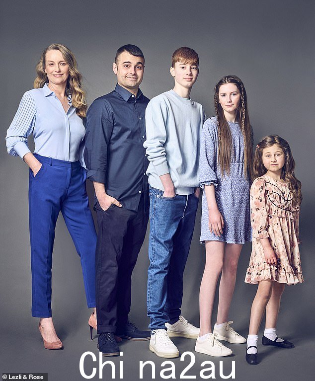 完整的家庭:Jacqueline 和她的五个孩子中的四个。从左到右:Jacqueline,50 岁;Corey,25 岁;Luke,16 岁;Lila,12 岁;Maya,7 岁