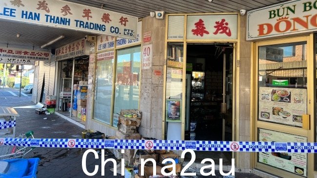 Cabramatta 的一家杂货店需要 35 名消防员扑灭大火。图片:新南威尔士州消防救援队
