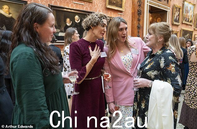 兰开夏郡最大的粉丝!大西洋赛艇运动员似乎不知所措,因为有电视上最受欢迎的女演员之一
