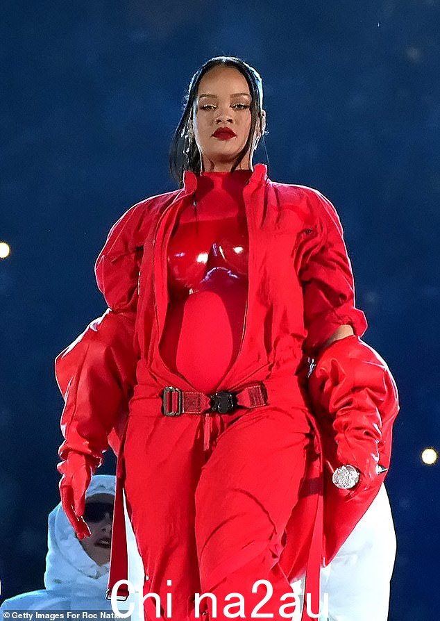 Red-dy 大揭秘:他的女友蕾哈娜自从她在超级碗的舞台上以史诗般的方式宣布第二次怀孕后就一直成为头条新闻(如图)