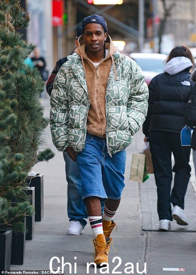现金规则:A$AP Rocky 周二在纽约市独自出游时穿了一件印有钱币的古怪羽绒服