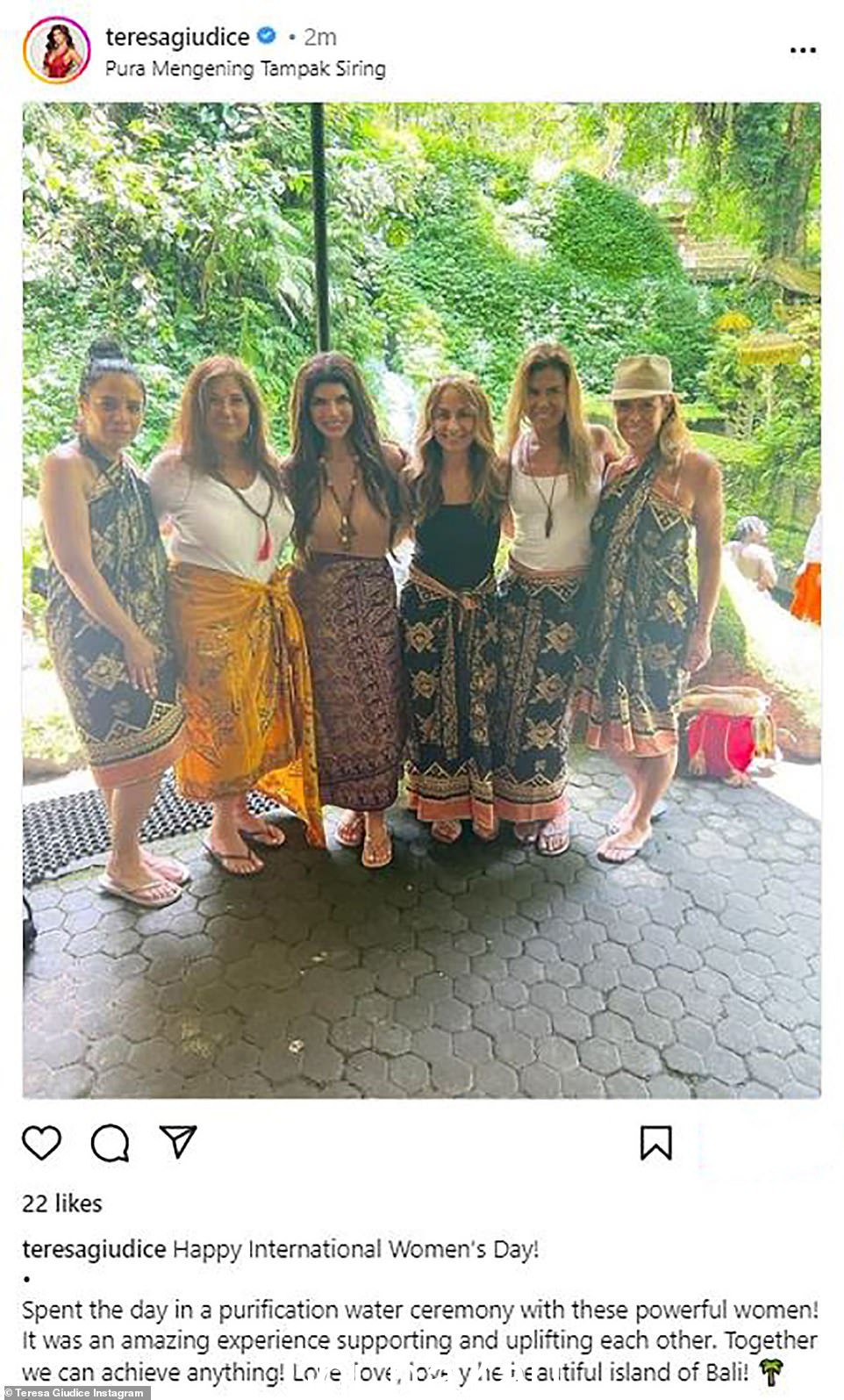 来自 RHONJ 明星:Teresa Giudice 和她的好朋友合影,她说他们一起举行了一个“净化水仪式”,这是一个“惊人的经历”,因为他们互相鼓舞。她还注意到他们在巴厘岛上