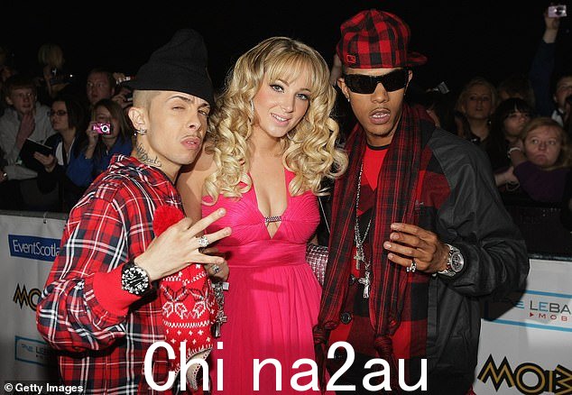 争议:2010 年 1 月 12 日,嘻哈乐队 N-Dubz 出现在 BBC Radio 1 的 Chris Moyles 秀中并引起强烈反对(如图 L-R Dappy、Tulisa 和 Fazer 在 2009 年)