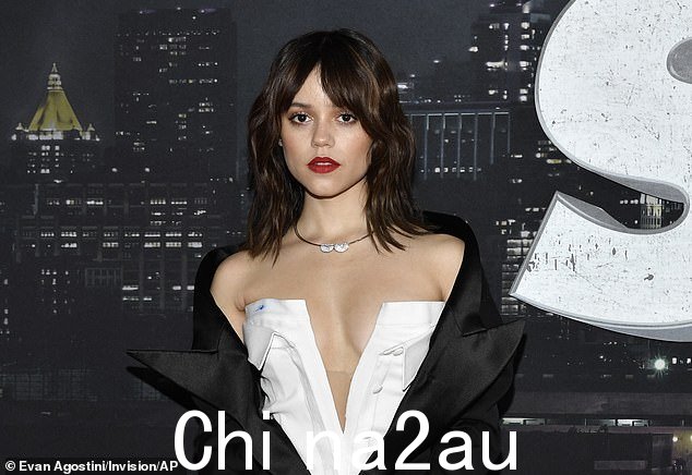 Candid:这位 20 岁的女演员在 Netflix 现象级中饰演名义上的角色,当她承认自己对剧本并不总是满意并开始在 Armchair Expert With Dax 的采访中开始调整剧本时,她扬起了眉毛Shepard 播客(周一上图)