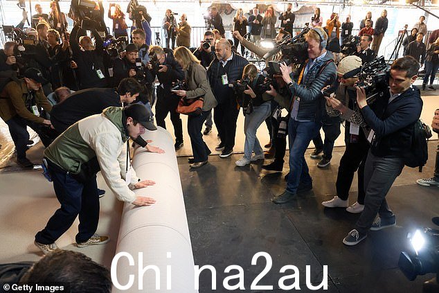 大揭秘:一个团队沿着标志性的好莱坞大道上的大地毯前进,那里的名人将在周日抵达一年中最盛大的电影之夜