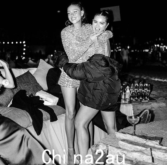 BFFs:最后一张黑白照片显示 Nicola 拥抱密友和歌手 Selena Gomez