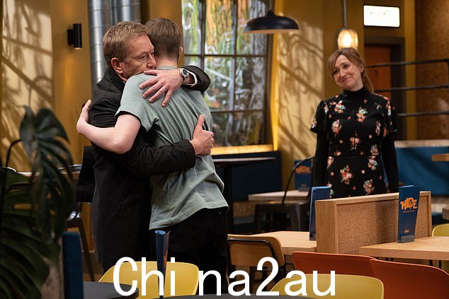 团聚:马歇尔·汉斯顿在周三的剧集中发生了戏剧性的变化,他被发现躲藏起来后与虐待他的父亲科林团聚
