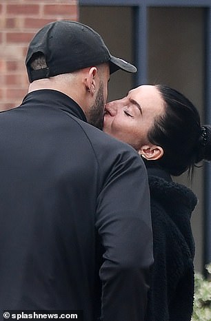 沃克周五在曼彻斯特一起外出时被拍到亲吻他 30 岁的基尔纳女士