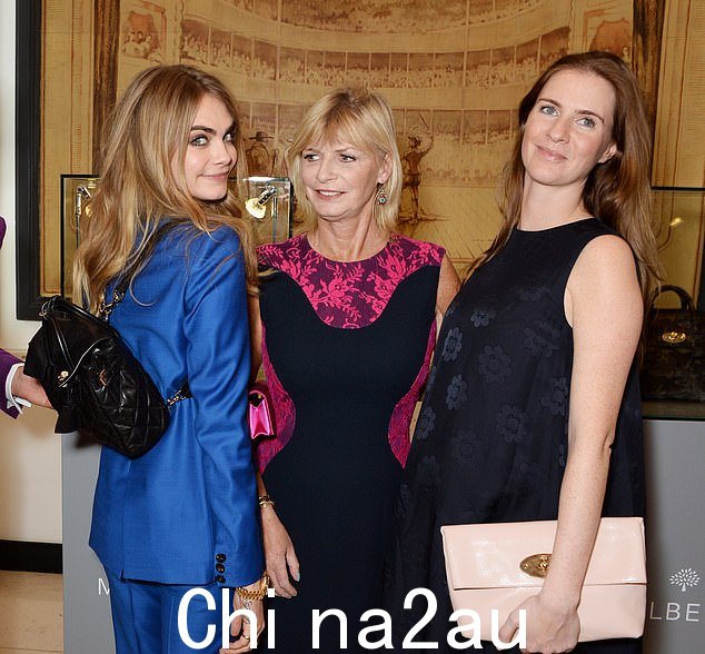 模特(左)出席在伦敦 Claridge's Hotel 举行的 Cara Delevingne 系列发布会,旁边是她的妈妈 PandoraChloe 姐姐,右