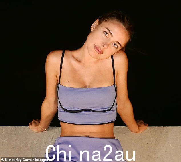 发光:她的健美和晒黑的腹肌在 ab-flashing 绑带中展示,因为她摆出风暴并以她最好的角度工作