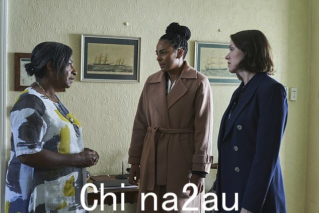 The Bay (ITV1) 上警察和消防部门之间的激烈反感激起了 Burke 模子中的一对夫妇。一名铜管称消防员为“Trumpton”并冷笑道,“你没有日历可以摆姿势吗?”