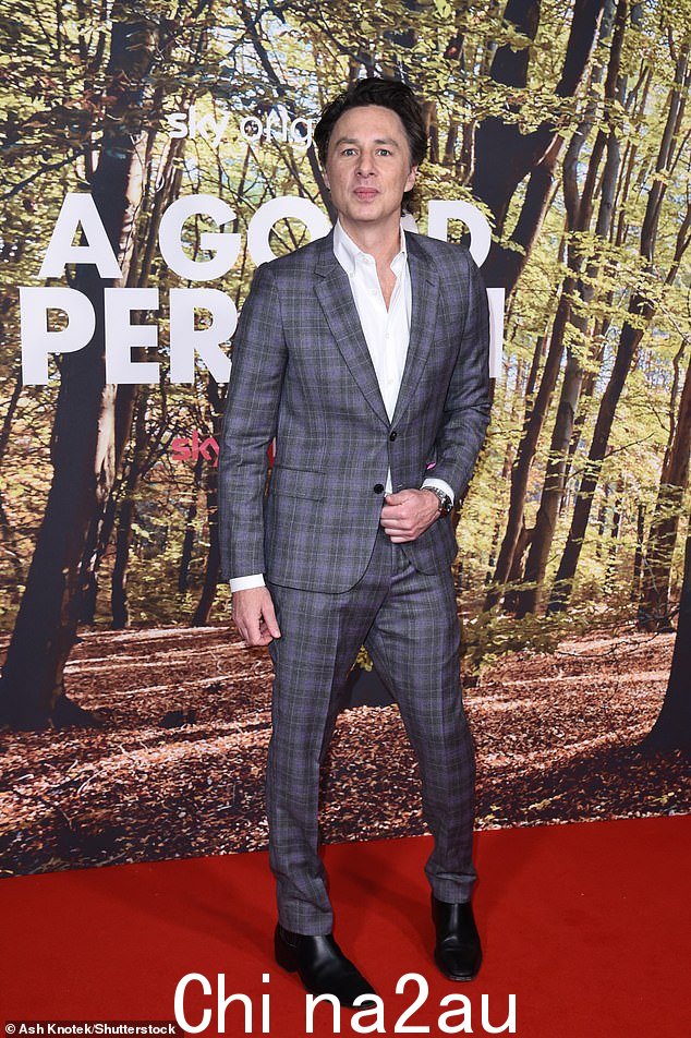 Dapper:他添加了一双闪亮的黑色皮鞋和一件白衬衫,他在衣领处解开扣子