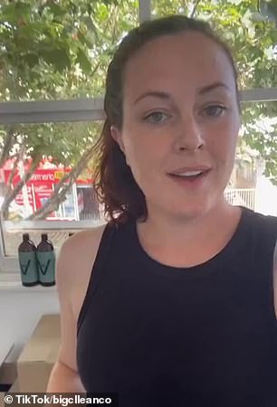 一位清洁工(如图)分享了物业经理的五件事有“鹰眼”,因为当他们环顾租金时为了收回保证金——以及为什么你需要特别注意窗户轨道” class=