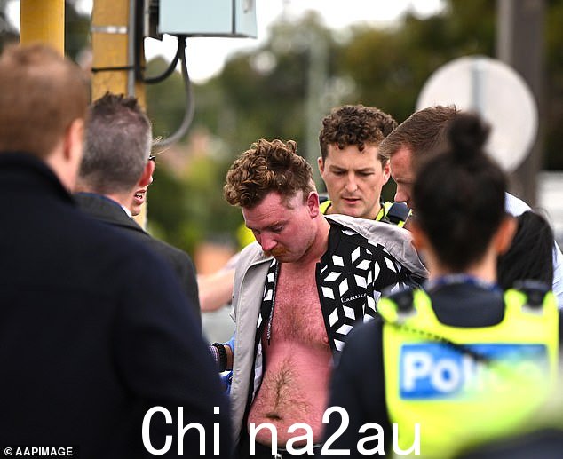 Shaun Sanderson(如图)因涉嫌刺伤他的母亲和兄弟而于周三下午 2 点 30 分左右被捕