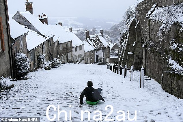 星期三,一个年轻人在多塞特郡的沙夫茨伯里玩雪橇