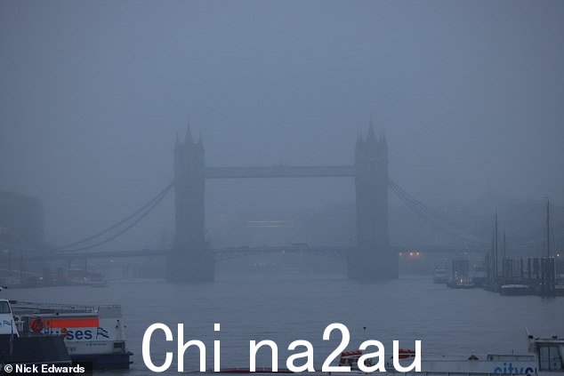 今天伦敦潮湿多雾的早晨,远处可以看到塔桥