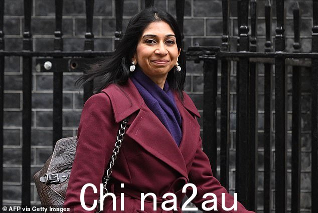 内政大臣 Suella Braverman,周二在伦敦唐宁街外合照
