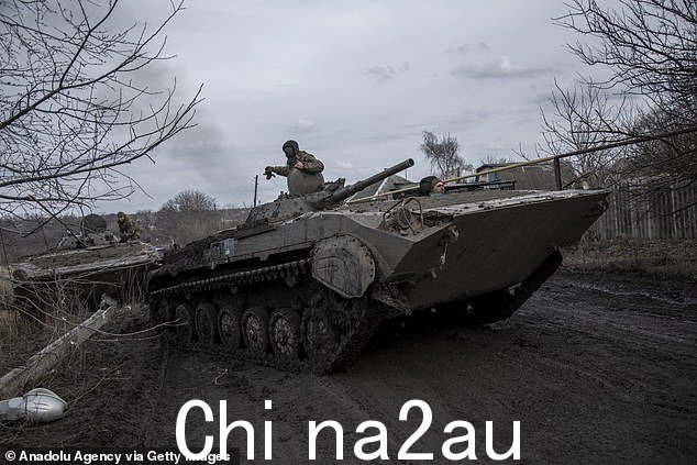 乌克兰军人在 Chasiv 的 Bakhmut 前线附近的一条路上行驶Yar as Russia-Ukraine war continues in Donbas Oblast, 3月8日, 乌克兰