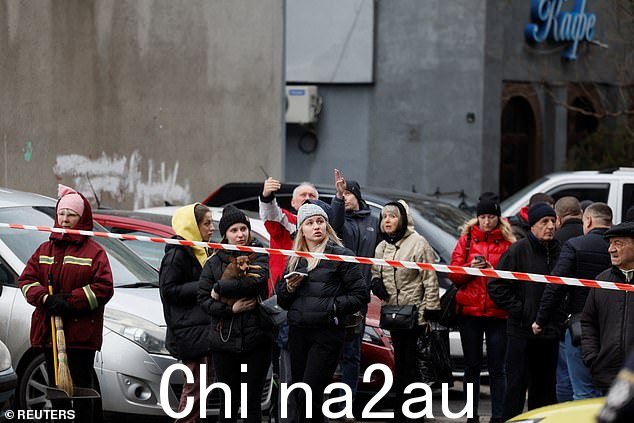 基辅:人们在俄罗斯导弹袭击现场作出反应,俄罗斯对乌克兰发动攻击