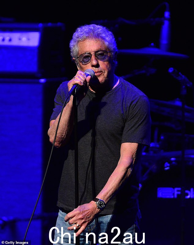 Gig:The Who's Roger Daltrey, 79, set to perform a one-off show at vintage transport festival, according to a new report(上个月在佛罗里达州的舞台上拍摄)