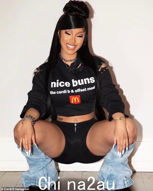 'Nice Buns':另一张图片显示 Cardi 穿着黑色 'Nice Buns' 连帽衫,露出轮廓分明的腹肌