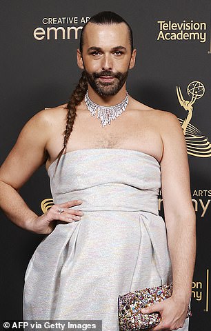 哀悼:消息在官方 Queer Eye Instagram 上公布,主持人 Tan France 和 Jonathan Van Ness(如图)哀悼他们失去的朋友