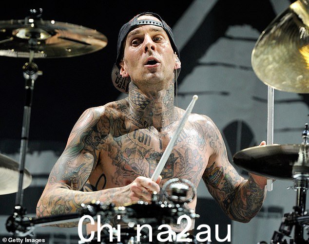 巡回演出暂停:Blink-182 鼓手在排练期间无名指两次受伤ls为了2月份ban的团圆巡演,导致韧带撕裂脱臼; Tom DeLonge 的新巡演因伤被迫推迟