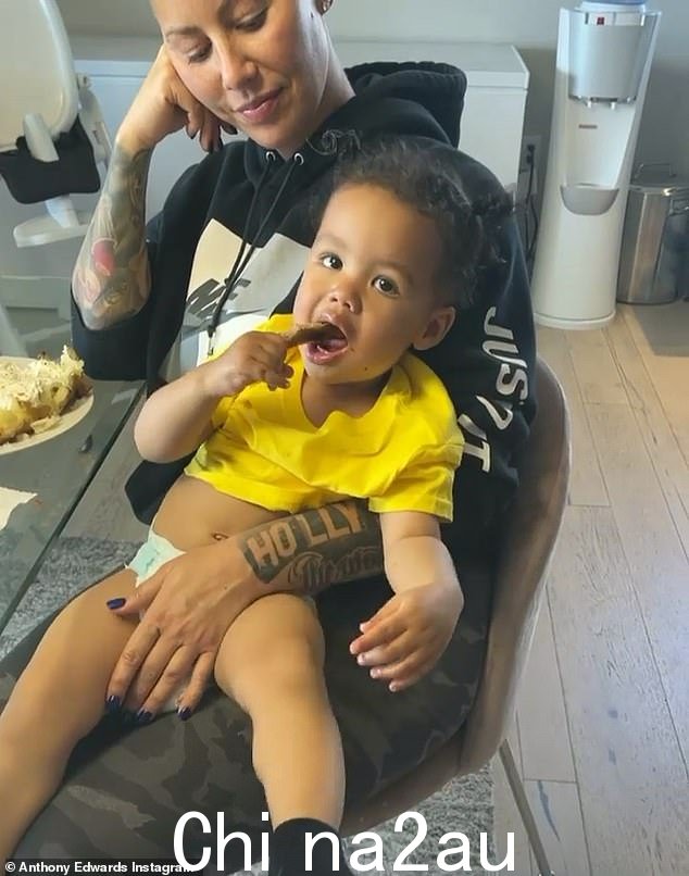 专注:当被问及他和雪儿是否会考虑一起生孩子时,他说他“只专注于 Slash”; Amber pictured with Slash