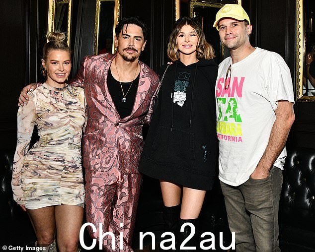剧情:这是在 Vanderpump Rules 明星插话她的前联合主演 28 岁的 Raquel Leviss 和 39 岁的 Tom Sandoval 之间的作弊丑闻之后发生的,后者与 Ariana 分道扬镳本周早些时候,37 岁的麦迪克斯在婚外情曝光后; (L-R) Madix, Sandoval, Leviss 和 Tom Schwartz