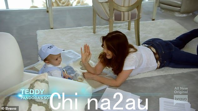 可爱的孩子:在 Lisa Vanderpump 的家里,62 岁的 Lisa 和她的孙子 Teddy 一起玩