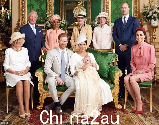 苏塞克斯公爵和公爵夫人与他们的儿子阿奇,以及(从左到右)王后、国王、Doria Ragland 女士、Jane Fellowes 女士、Sarah McCorquodale 女士和王子和威尔士王妃在 2019 年 7 月洗礼后在温莎城堡