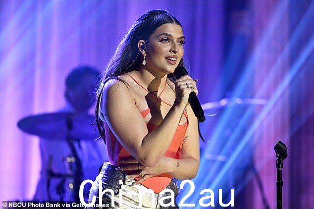 超级巨星:2021 年,Mae 与瑞典演员 Neiked 和说唱歌手 Polo G 联手打造了单曲 Better Days,她继续在 Jimmy Fallon 上表演这首歌