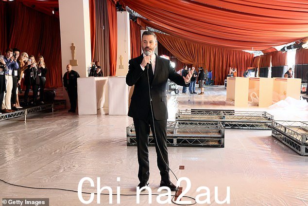 Jimmy Kimmel 在 2023 年 3 月 8 日在加利福尼亚州好莱坞举行的第 95 届奥斯卡颁奖典礼地毯铺开期间发表讲话