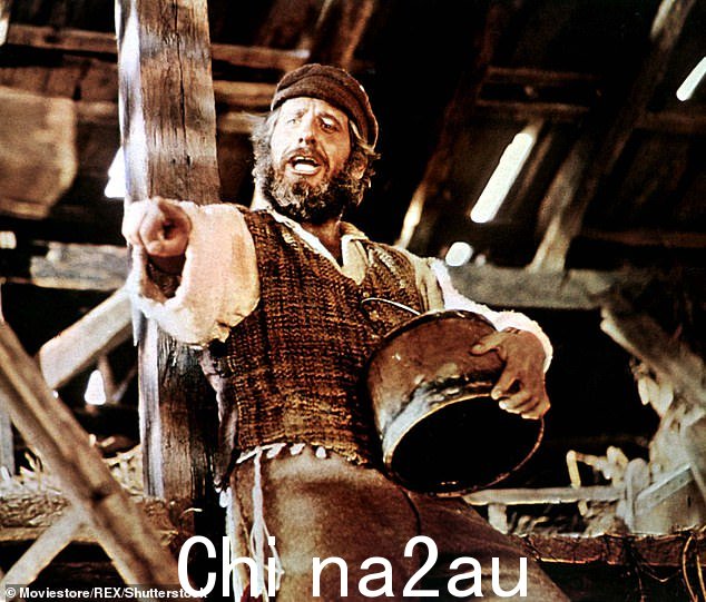 Topol 在舞台上扮演 Tevye 的角色超过 3,500 次,最近一次是在 2009 年。他出现在 1971 年的电影中