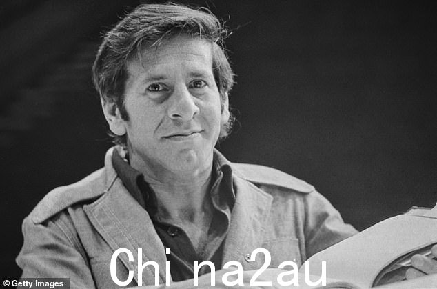 这位受人尊敬的艺人于 1974 年 4 月在英国合影。