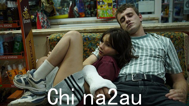 剧情:Aftersun 讲述了一个名叫 Sophie 的女孩的故事,由 Frankie Corio 饰演,她正在反思 20 年前她与父亲一起度过的假期的共同快乐和私人忧郁