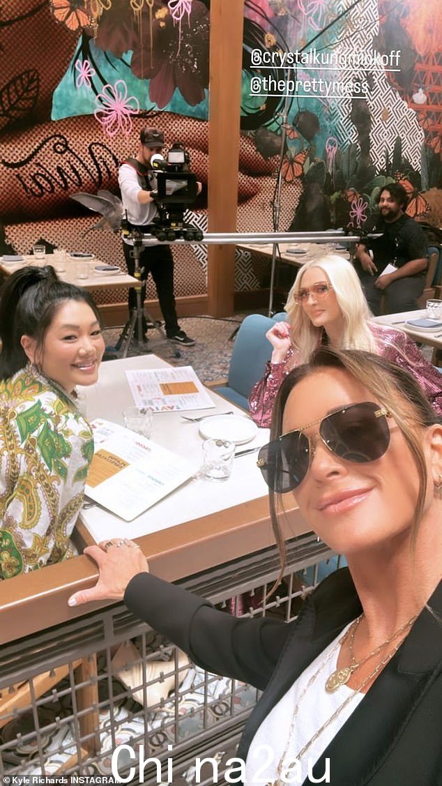 忙碌的女孩:当天晚些时候,她与 5 岁的比佛利山庄真正的主妇联合主演埃里卡杰恩分享了自己的照片1,和 Crystal Kung Minkoff,40 岁,正在为节目拍摄场景