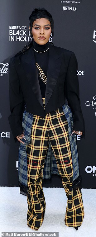 Teyana,32 岁,穿着黄色和黑色格子裤和九分黑色西装外套,展示了她独特的风格。