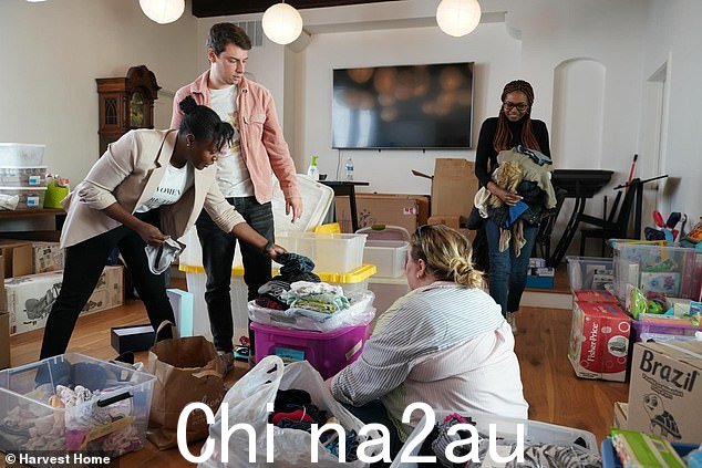 可以看到 Archewell 的员工正在准备一家“弹出式婴儿精品店”,他们在那里分发婴儿服装、玩具和书籍