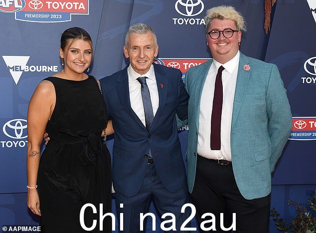 七星 Bruce McAvaney 穿着蓝色西装和灰色领带,让他看起来很犀利。布鲁斯被他的儿子山姆和女儿亚历克斯标记。全图