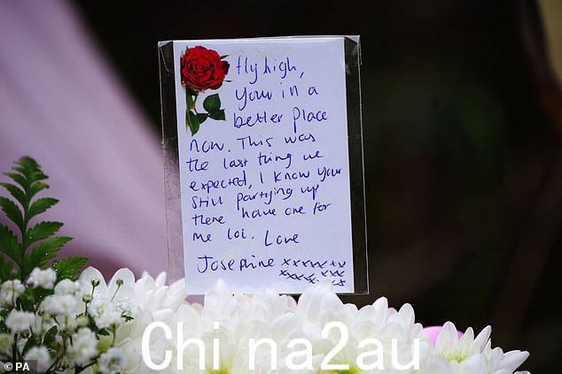 在加的夫圣梅隆地区现场附近留下的一条带有鲜花致敬的消息
