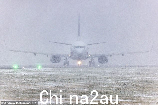 昨天在约克郡的利兹布拉德福德机场,一架 Jet2 飞机准备在大雪中起飞