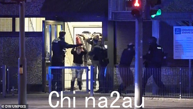 现场的警察看到大楼里的人被带到安全地带