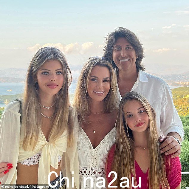 家庭:这位电视名人还有一个 17 岁的大女儿 Lexi 和她 50 岁的音乐制作人丈夫 Chris,她在 2003 年认识了他们,然后在 2008 年结婚