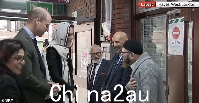 Kate 伸手与 Iman Sufyan 握手,Iman Sufyan 反而将手按在他的心脏上,低下了头