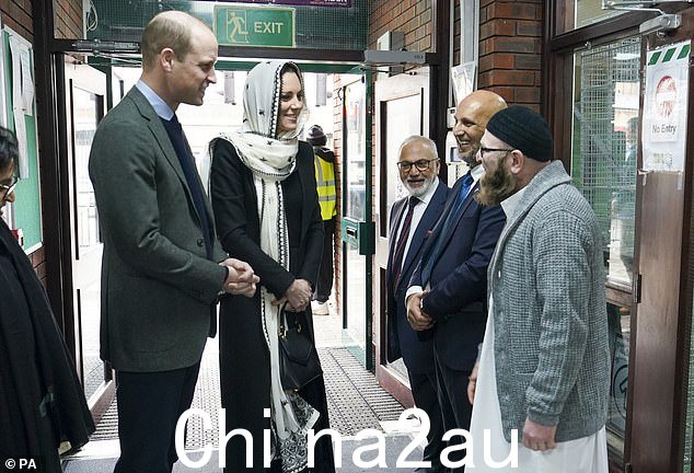 进入伦敦市中心后,凯特和威廉在与其他礼拜者会面之前受到了 Iman Sufyan Iqbal 的欢迎